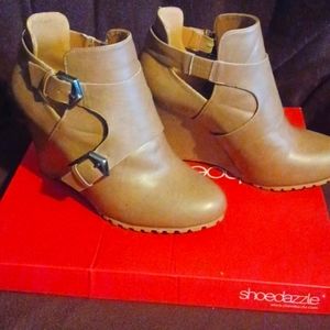 LADIES WEDGE HEELED BOOTS 8.5
